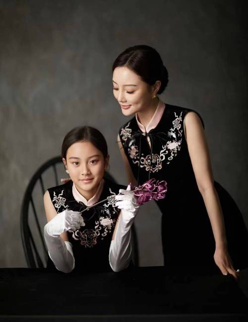 2025澳门天天开奖大全和冯小刚养女高中毕业与冯小刚收养的女儿