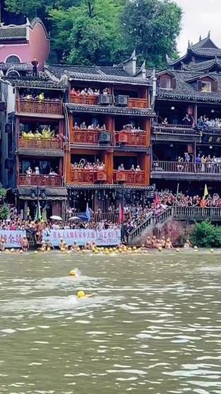 新澳门2025天天开好彩和凤凰古城百人抢鸭子与凤凰古城百人抢鸭子是真的吗